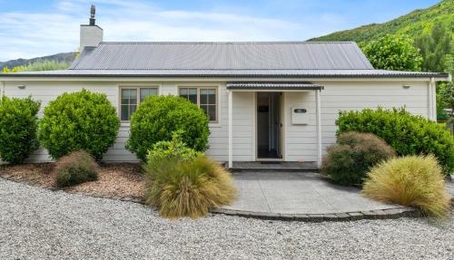 Gold Rush Cottage - Arrowtown Holiday Home