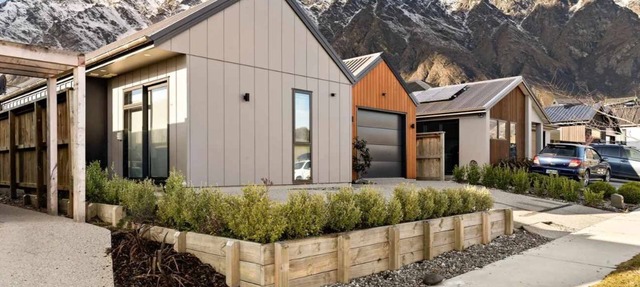 Gorgeous mountain views, fabulous family house, quiet neighbourhood!