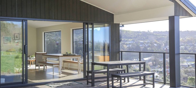 Grampians Views Nelson: 4 Bedrooms, 3 Baths, Sun & City Proximity!