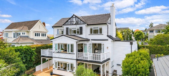 Grand Coastal Villa in Mission Bay | The Rose Cottage by Homello