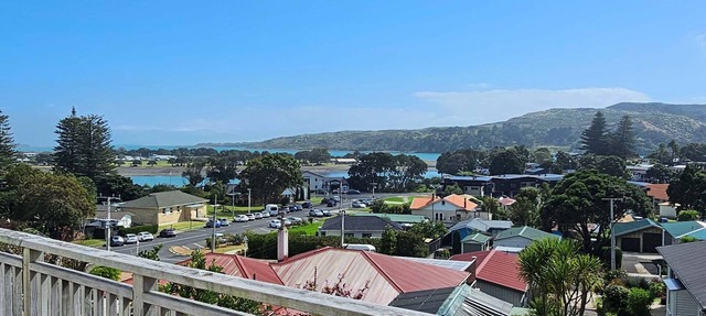 Great views of Raglan bar, harbour and Raglan town, central location.