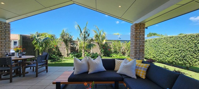Hahei Garden Sanctuary - private, central, covered outdoor lounge, 5min to beach