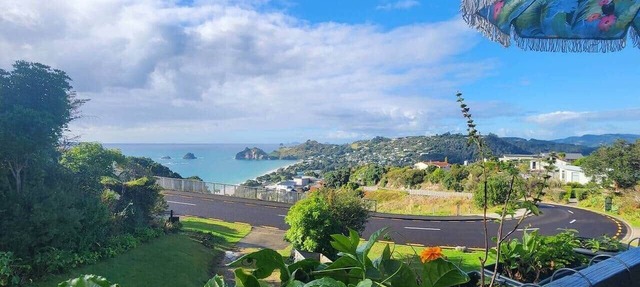 Hahei Horizon - stunning views, only steps away from the Cathedral Cove track
