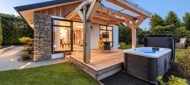 Hamptons Cottage | Hot Tub + Fireplace