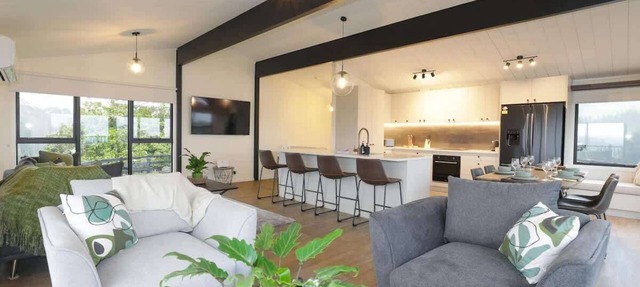 Hamurana Views - Spa, Lake Views, Sleeps 12