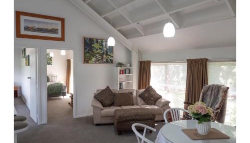 Handy Hideaway - on Main in Tawa