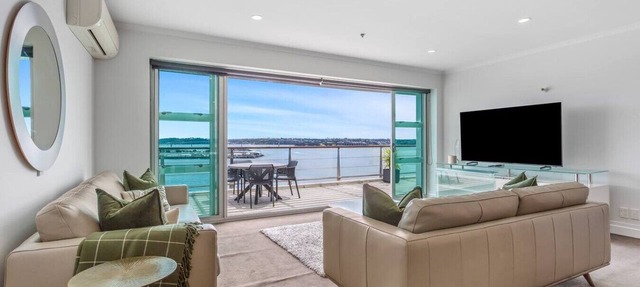 Harbour Views & Space for Four on Princes Wharf