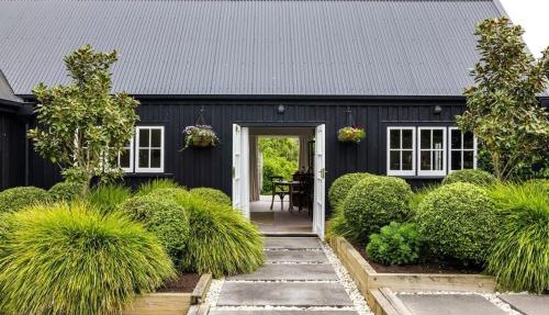 Hawthorn Cottage - Deluxe Private Guesthouse