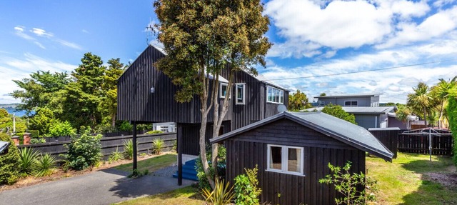 Henry Hill Cottage - The quintessential Kiwi bach