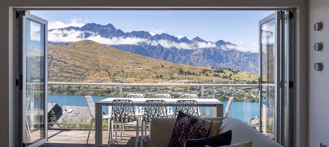 Hensman Heights Stunning Lake & Mountain Views - Close to town - guests love it