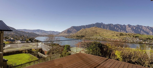 Hensman House - Queenstown Holiday Home