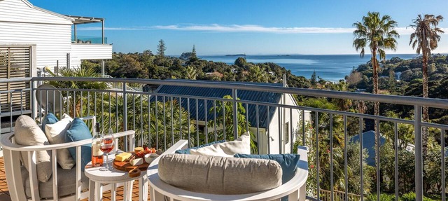 Hibiscus Hideaway - Hibiscus Hideaway is a bright, comfortable apartment set within Waiheke Resort, with sea views and a short walk to Palm Beach. Open plan living leads out to a private deck, making it an easy, well-positioned base for couples or so