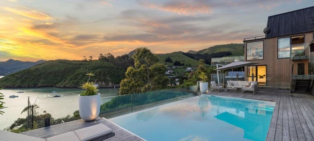 Hidden Paradise in ChCh -Pool, Spa & Harbour Views