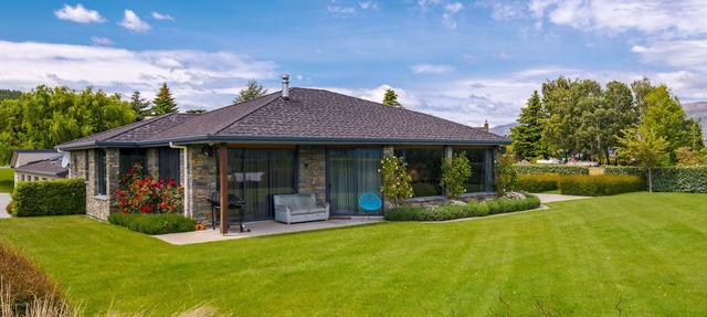 Hilltop Blue Views - Wanaka Holiday Home