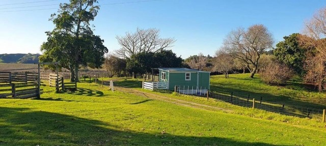 Hilltop farm cabin, private deck & sweeping views, 10 mins to Ōhope Beach