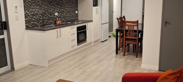 Holly's Flat Close to Ferry! Plus EV!