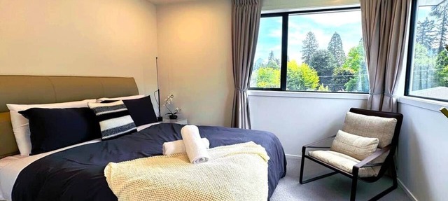 Home in Queenstown - walk to gardens