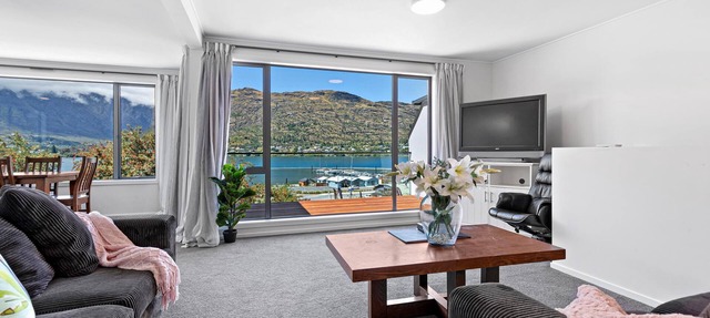Home with great views, perfect for families or groups.