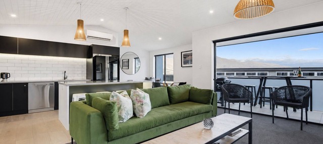 Hot Tub Retreat, 4 Ensuites, Mountain Views