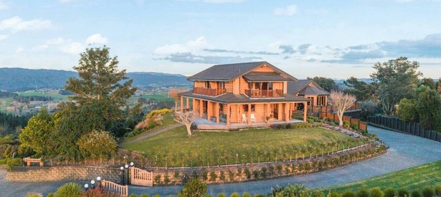 Hunua Heights Homestead w Great Views, Deck & BBQ