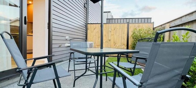 Hutt Central Modern 3-Bedroom,3- Bathroom House with Patio and Carpark- 15 Mins to Wellington CBD