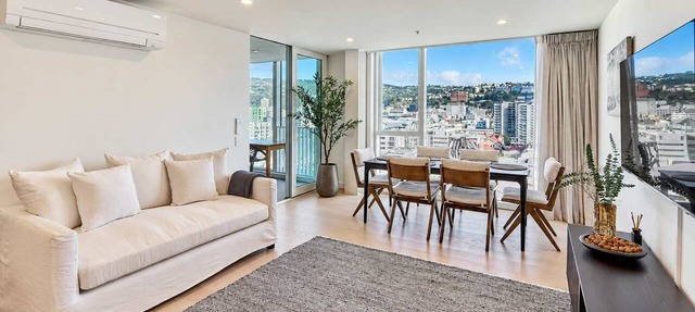 Hyde Lane Stay - 3BR with Pool, Gym & Views