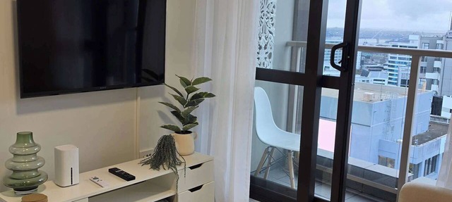 Immaculate 2BDR Central City Chic Apartment
