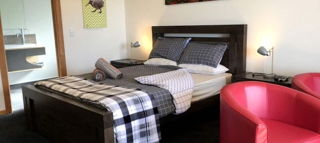 Immaculate Couples Retreat near Pancake Rocks in Punakaiki, South Island
