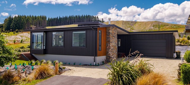 Karearea Views - Wanaka Holiday Home