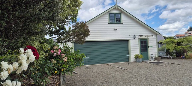 Kawau Loft -private, modern and spacious accommodation