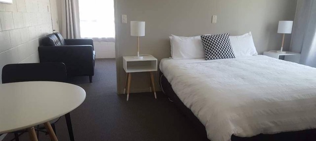 Kelly's Riverside Motel