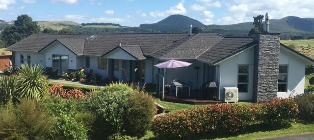 Kinloch Lake & Golf Views