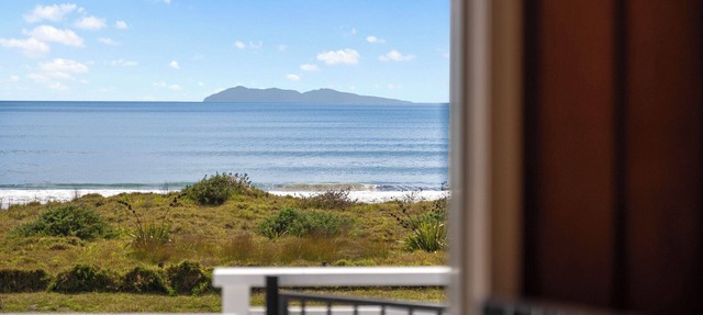 Kiwi Beach Bach - Waihi Beach Holiday Home