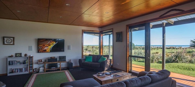 Koru Beach Cabin & B&B Homestay