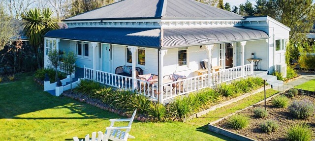 Lady Geraldine | Villa & Guesthouse | Cedar Hot Tub | Guests 14+