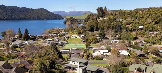 Lake Ōkareka - Spa Pool, Games Room, Sleeps 13
