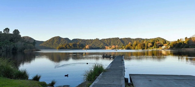 Lake Ōkareka - Spa Pool & Log Fire, Sleeps 12