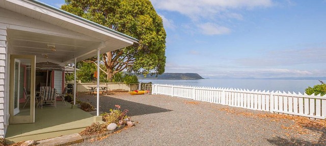 Lake Edge Cottage - Waitahanui Holiday Home