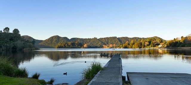 Lake Okareka - Spa Pool and Log Fire Sleeps 12 walk to the lake