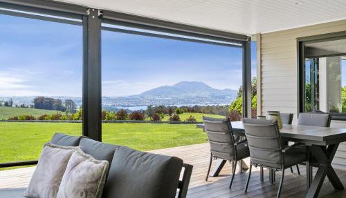 Lake Taupō Luxury Views with Spa Pool
