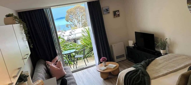 Lake View Studio & Balcony Sleeps 3