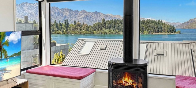 Lakefront Location | Walk to Town | Family Stay