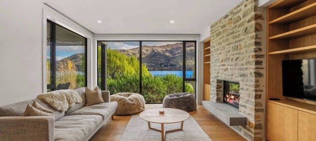 Lakefront Luxury 2 Bedroom Apartment