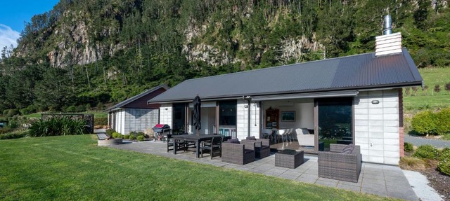 Lakehouse Retreat - Whakamaru Holiday Home