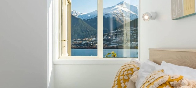 Lakeside Escape - A peaceful Kelvin Heights retreat overlooking Lake Wakatipu.