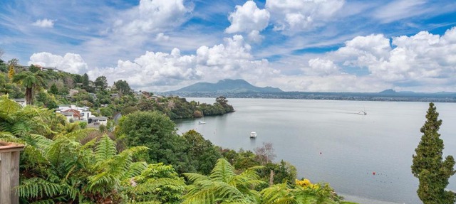 Lakeside Lookout - Acacia Bay Holiday Home