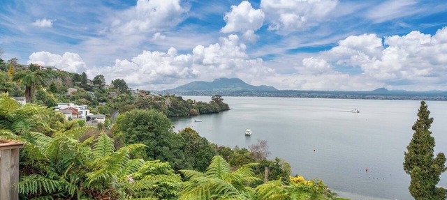 Lakeside Lookout - Acacia Bay Holiday Home