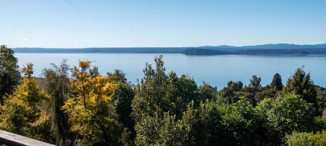 Lakeside Stunner - Omori Holiday Home