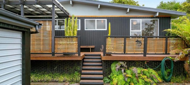Lancewood Cottage, fireplace, walk to Taupo