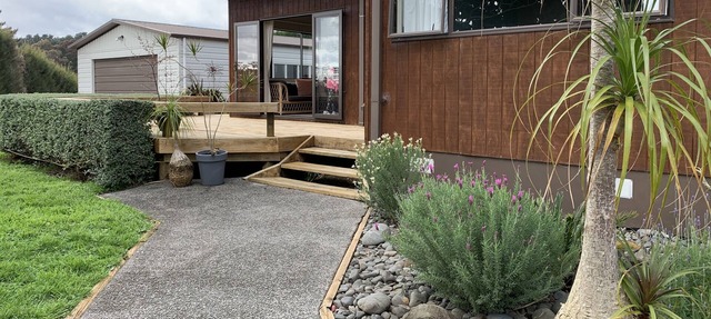 Large country house on orchard close to hot pools; bush walks and Waihi beach.